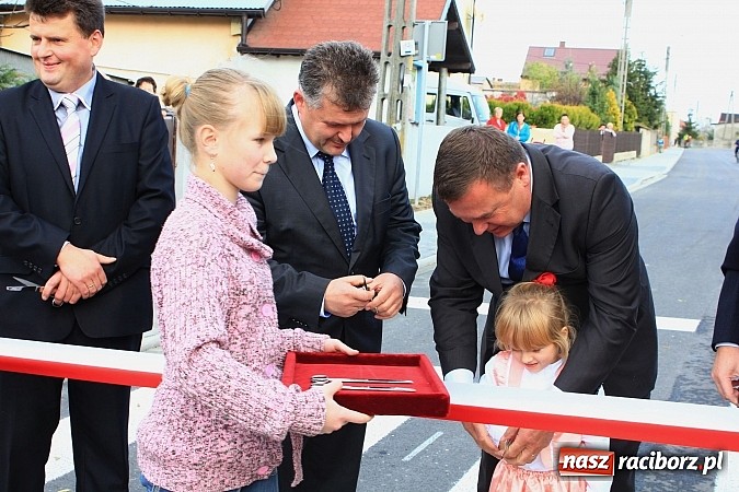 Zdjęcie w galerii na portalu naszraciborz.pl: Uroczyste otwarcie ulicy Krzyżanowskiej w Tworkowie z udziałem wojewody wiadomości z regionu