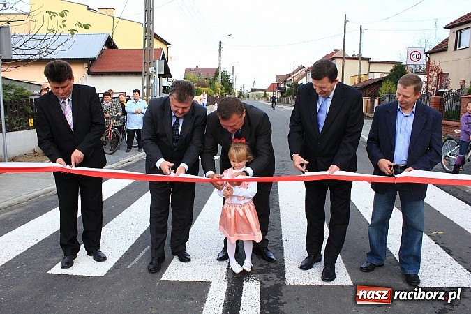 Zdjęcie w galerii na portalu naszraciborz.pl: Uroczyste otwarcie ulicy Krzyżanowskiej w Tworkowie z udziałem wojewody wiadomości z regionu