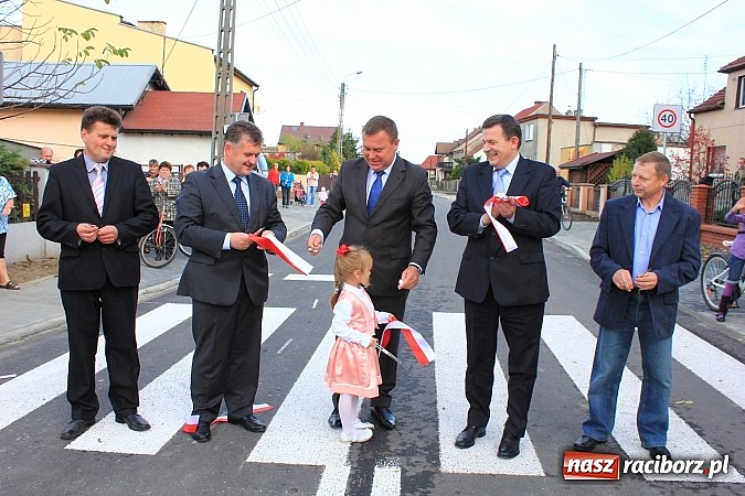 Zdjęcie w galerii na portalu naszraciborz.pl: Uroczyste otwarcie ulicy Krzyżanowskiej w Tworkowie z udziałem wojewody wiadomości z regionu