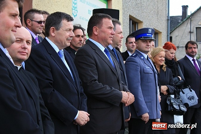 Zdjęcie w galerii na portalu naszraciborz.pl: Uroczyste otwarcie ulicy Krzyżanowskiej w Tworkowie z udziałem wojewody wiadomości z regionu