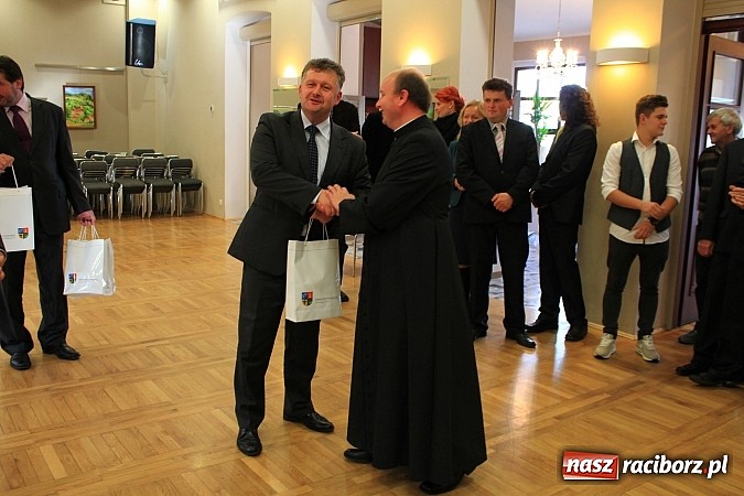 Zdjęcie w galerii na portalu naszraciborz.pl: Uroczyste otwarcie ulicy Krzyżanowskiej w Tworkowie z udziałem wojewody wiadomości z regionu