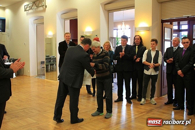 Zdjęcie w galerii na portalu naszraciborz.pl: Uroczyste otwarcie ulicy Krzyżanowskiej w Tworkowie z udziałem wojewody wiadomości z regionu