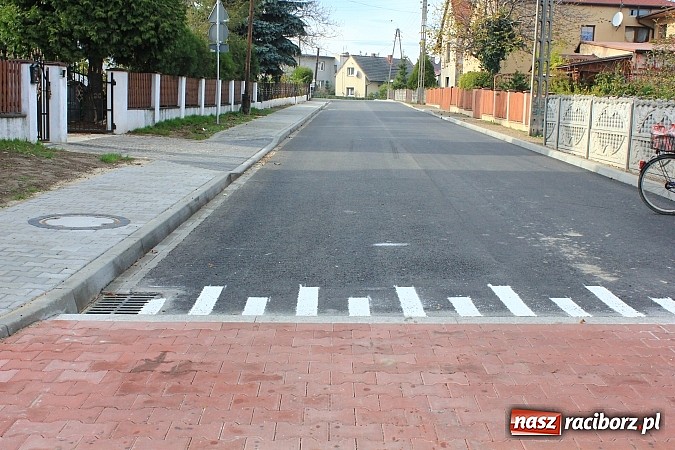 Zdjęcie w galerii na portalu naszraciborz.pl: Uroczyste otwarcie ulicy Krzyżanowskiej w Tworkowie z udziałem wojewody wiadomości z regionu