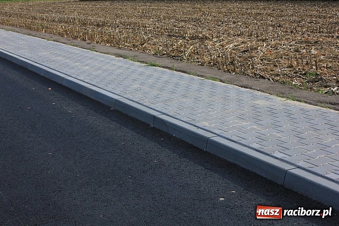 Zdjęcie w galerii na portalu naszraciborz.pl: Uroczyste otwarcie ulicy Krzyżanowskiej w Tworkowie z udziałem wojewody wiadomości z regionu