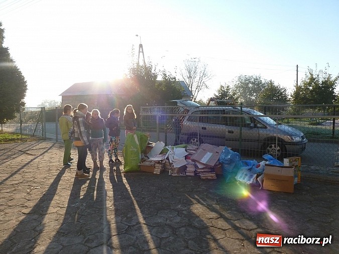 Zdjęcie w galerii na portalu naszraciborz.pl: Zbiórka makulatury w ZSP Borucinie wiadomości z regionu