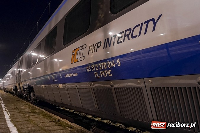 Zdjęcie w galerii na portalu naszraciborz.pl: Superszybkie Pendolino na stacji w Chałupkach wiadomości z regionu