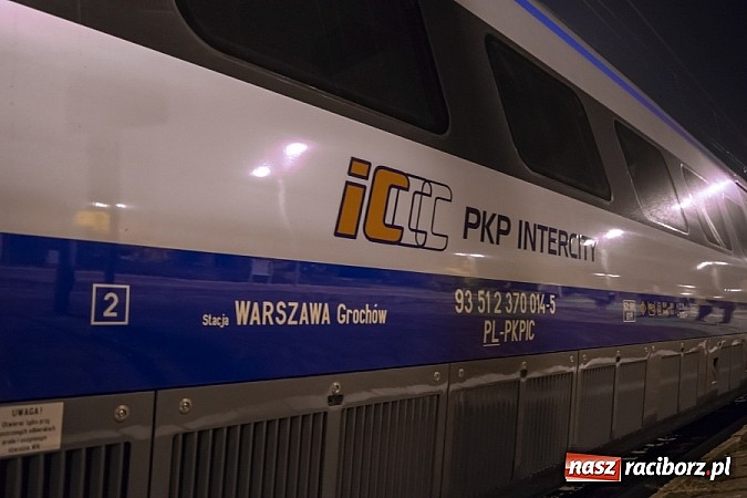 Zdjęcie w galerii na portalu naszraciborz.pl: Superszybkie Pendolino na stacji w Chałupkach wiadomości z regionu