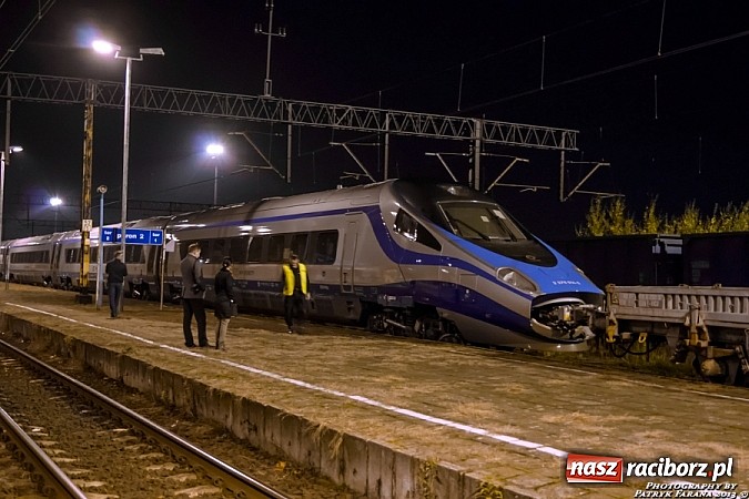 Zdjęcie w galerii na portalu naszraciborz.pl: Superszybkie Pendolino na stacji w Chałupkach wiadomości z regionu