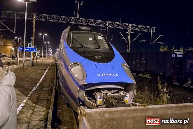 Zdjęcie w galerii na portalu naszraciborz.pl: Superszybkie Pendolino na stacji w Chałupkach wiadomości z regionu