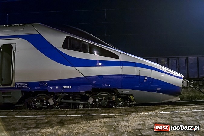 Zdjęcie w galerii na portalu naszraciborz.pl: Superszybkie Pendolino na stacji w Chałupkach wiadomości z regionu