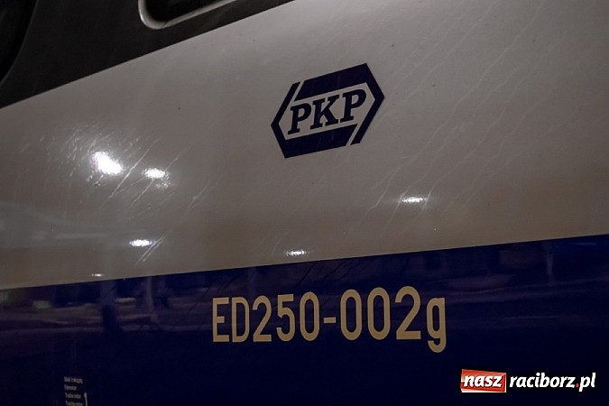 Zdjęcie w galerii na portalu naszraciborz.pl: Superszybkie Pendolino na stacji w Chałupkach wiadomości z regionu