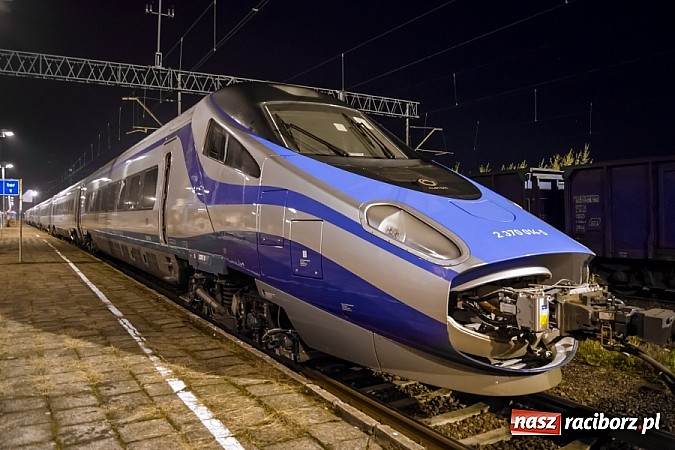 Zdjęcie w galerii na portalu naszraciborz.pl: Superszybkie Pendolino na stacji w Chałupkach wiadomości z regionu