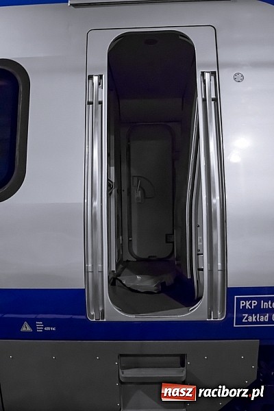 Zdjęcie w galerii na portalu naszraciborz.pl: Superszybkie Pendolino na stacji w Chałupkach wiadomości z regionu