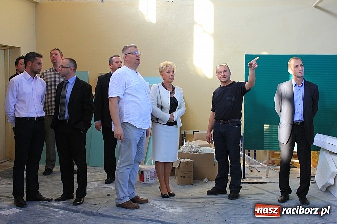 Zdjęcie w galerii na portalu naszraciborz.pl: Radni z wizytą w SP 15. Jak przebiega remont? wiadomości z regionu