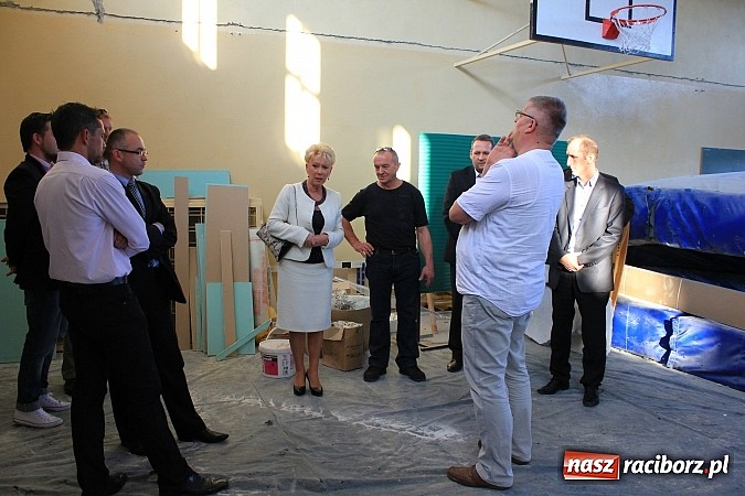 Zdjęcie w galerii na portalu naszraciborz.pl: Radni z wizytą w SP 15. Jak przebiega remont? wiadomości z regionu