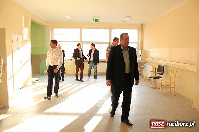 Zdjęcie w galerii na portalu naszraciborz.pl: Radni z wizytą w SP 15. Jak przebiega remont? wiadomości z regionu