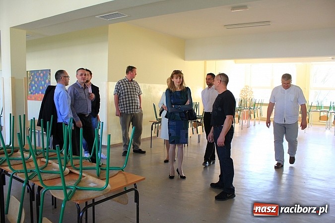 Zdjęcie w galerii na portalu naszraciborz.pl: Radni z wizytą w SP 15. Jak przebiega remont? wiadomości z regionu