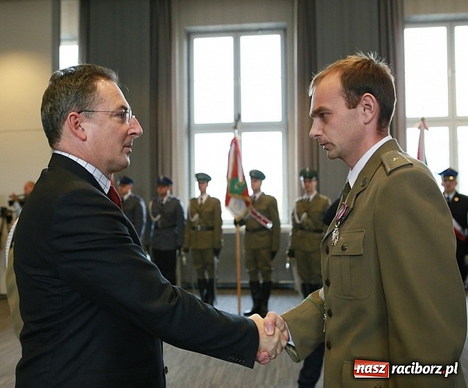 Zdjęcie w galerii na portalu naszraciborz.pl: Krzyż Zasługi za Dzielność dla funkcjonariusza Śląsko - Małopolskiego OSG wiadomości z regionu