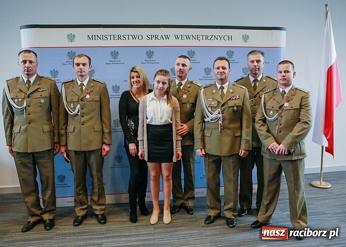 Zdjęcie w galerii na portalu naszraciborz.pl: Krzyż Zasługi za Dzielność dla funkcjonariusza Śląsko - Małopolskiego OSG wiadomości z regionu