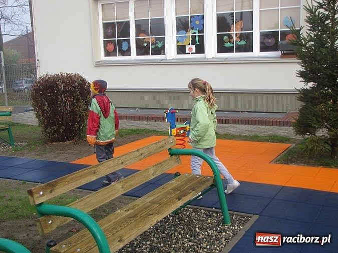 Zdjęcie w galerii na portalu naszraciborz.pl: Plac zabaw na Ocicach jest już oficjalnie otwarty wiadomości z regionu