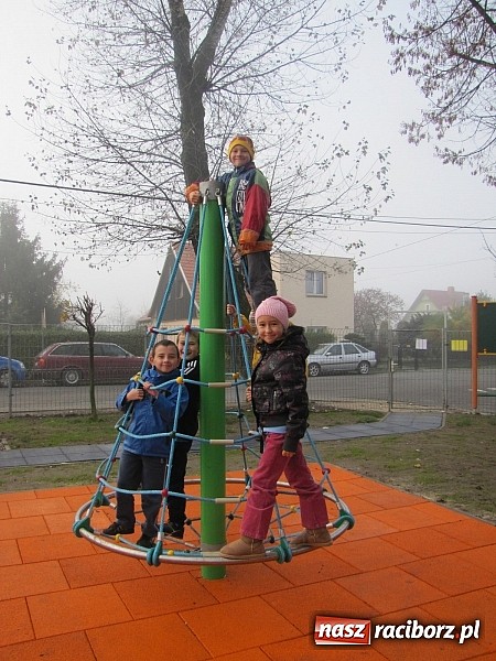 Zdjęcie w galerii na portalu naszraciborz.pl: Plac zabaw na Ocicach jest już oficjalnie otwarty wiadomości z regionu