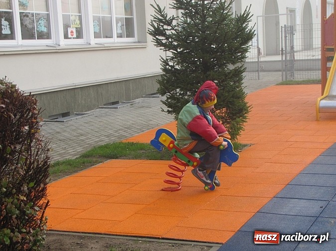 Zdjęcie w galerii na portalu naszraciborz.pl: Plac zabaw na Ocicach jest już oficjalnie otwarty wiadomości z regionu