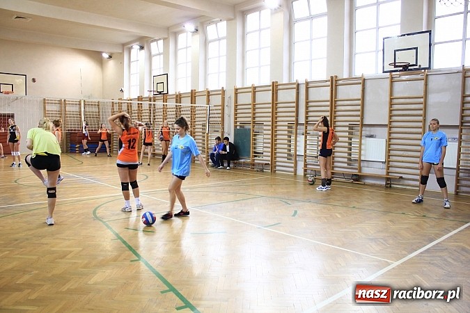 Zdjęcie w galerii na portalu naszraciborz.pl: W Ekonomiku dziewczyny rywalizowały o tytuł najlepszej siatkarskiej pary wiadomości z regionu