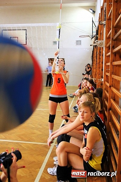 Zdjęcie w galerii na portalu naszraciborz.pl: W Ekonomiku dziewczyny rywalizowały o tytuł najlepszej siatkarskiej pary wiadomości z regionu