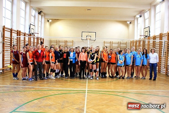 Zdjęcie w galerii na portalu naszraciborz.pl: W Ekonomiku dziewczyny rywalizowały o tytuł najlepszej siatkarskiej pary wiadomości z regionu