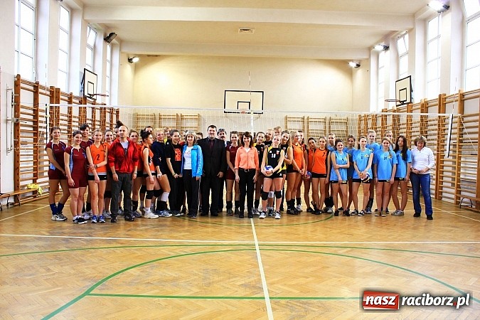Zdjęcie w galerii na portalu naszraciborz.pl: W Ekonomiku dziewczyny rywalizowały o tytuł najlepszej siatkarskiej pary wiadomości z regionu