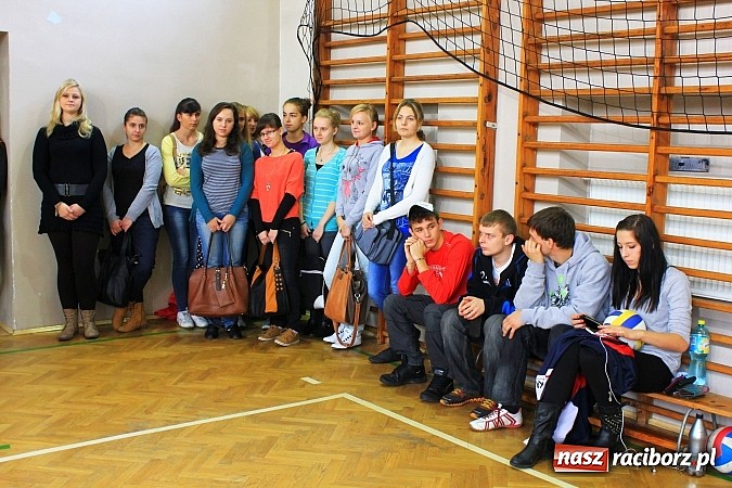 Zdjęcie w galerii na portalu naszraciborz.pl: W Ekonomiku dziewczyny rywalizowały o tytuł najlepszej siatkarskiej pary wiadomości z regionu
