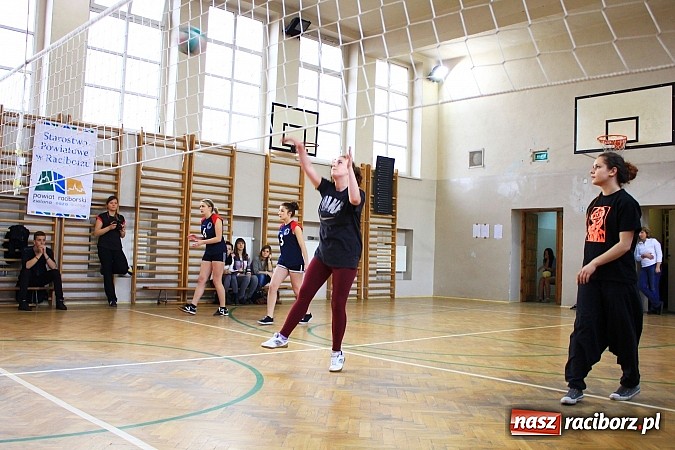 Zdjęcie w galerii na portalu naszraciborz.pl: W Ekonomiku dziewczyny rywalizowały o tytuł najlepszej siatkarskiej pary wiadomości z regionu