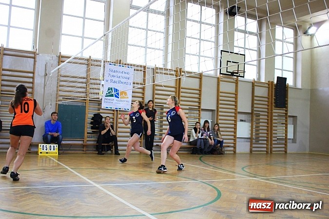 Zdjęcie w galerii na portalu naszraciborz.pl: W Ekonomiku dziewczyny rywalizowały o tytuł najlepszej siatkarskiej pary wiadomości z regionu