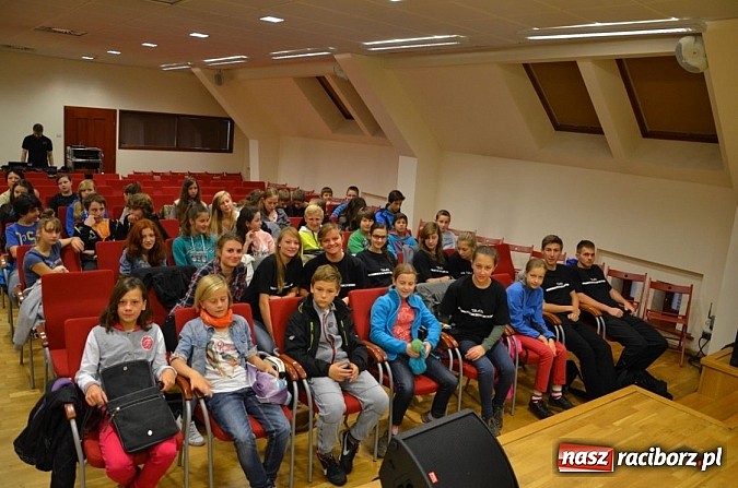 Zdjęcie w galerii na portalu naszraciborz.pl: Blok szkolny rozpoczął WIATRAKI 2013 wiadomości z regionu