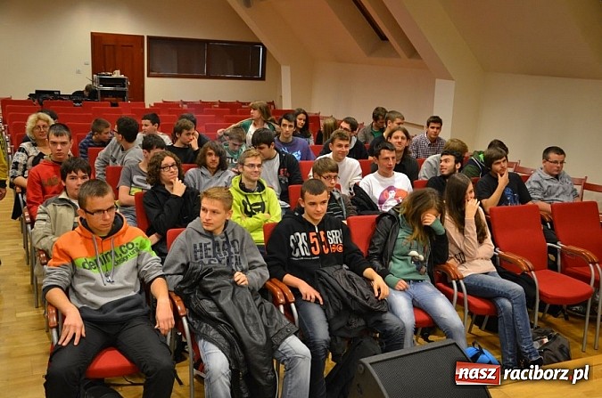 Zdjęcie w galerii na portalu naszraciborz.pl: Blok szkolny rozpoczął WIATRAKI 2013 wiadomości z regionu