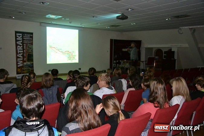 Zdjęcie w galerii na portalu naszraciborz.pl: Blok szkolny rozpoczął WIATRAKI 2013 wiadomości z regionu