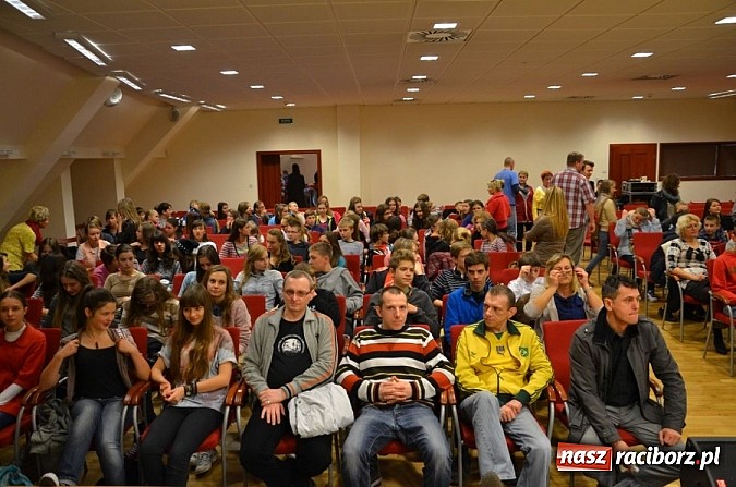 Zdjęcie w galerii na portalu naszraciborz.pl: Blok szkolny rozpoczął WIATRAKI 2013 wiadomości z regionu