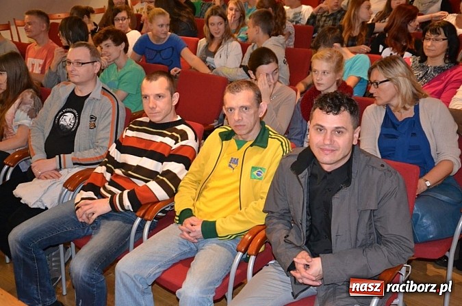 Zdjęcie w galerii na portalu naszraciborz.pl: Blok szkolny rozpoczął WIATRAKI 2013 wiadomości z regionu