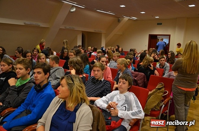 Zdjęcie w galerii na portalu naszraciborz.pl: Blok szkolny rozpoczął WIATRAKI 2013 wiadomości z regionu