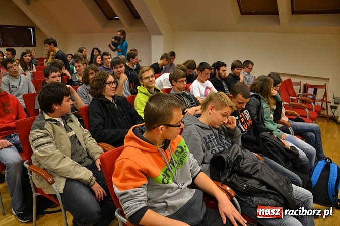 Zdjęcie w galerii na portalu naszraciborz.pl: Blok szkolny rozpoczął WIATRAKI 2013 wiadomości z regionu