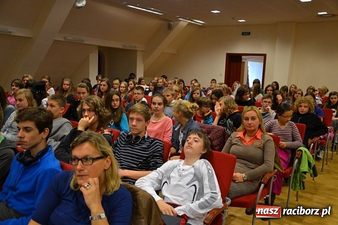 Zdjęcie w galerii na portalu naszraciborz.pl: Blok szkolny rozpoczął WIATRAKI 2013 wiadomości z regionu