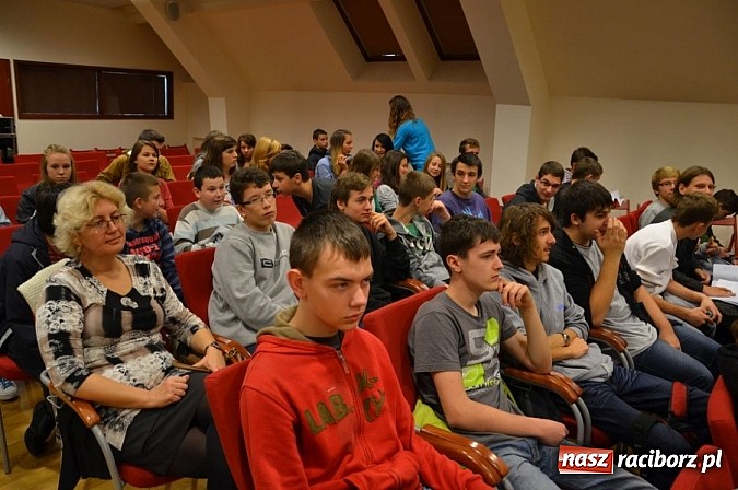 Zdjęcie w galerii na portalu naszraciborz.pl: Blok szkolny rozpoczął WIATRAKI 2013 wiadomości z regionu