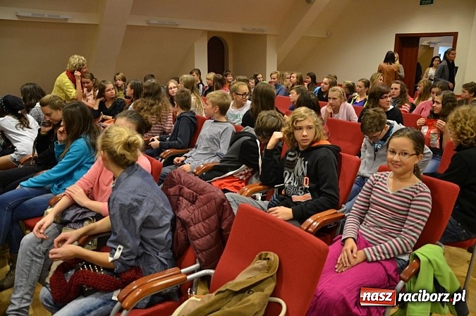 Zdjęcie w galerii na portalu naszraciborz.pl: Blok szkolny rozpoczął WIATRAKI 2013 wiadomości z regionu