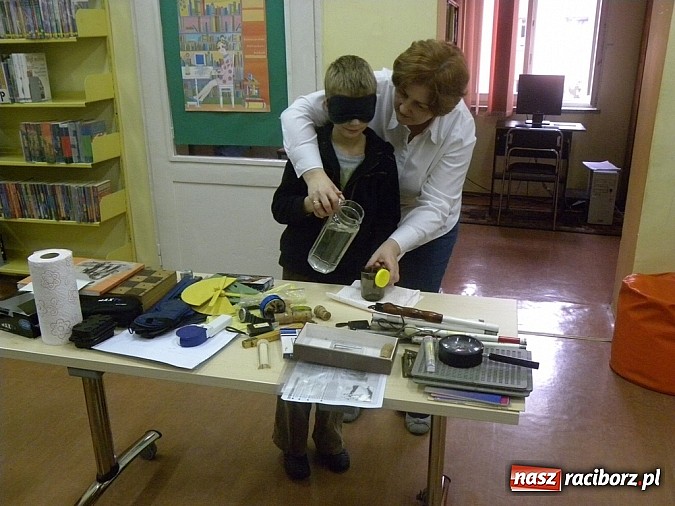 Zdjęcie w galerii na portalu naszraciborz.pl: Dzień białej laski w książnicy wiadomości z regionu