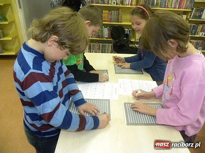 Zdjęcie w galerii na portalu naszraciborz.pl: Dzień białej laski w książnicy wiadomości z regionu