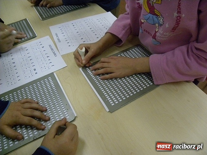 Zdjęcie w galerii na portalu naszraciborz.pl: Dzień białej laski w książnicy wiadomości z regionu