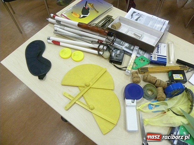 Zdjęcie w galerii na portalu naszraciborz.pl: Dzień białej laski w książnicy wiadomości z regionu