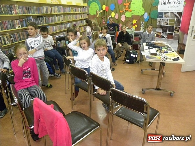 Zdjęcie w galerii na portalu naszraciborz.pl: Dzień białej laski w książnicy wiadomości z regionu