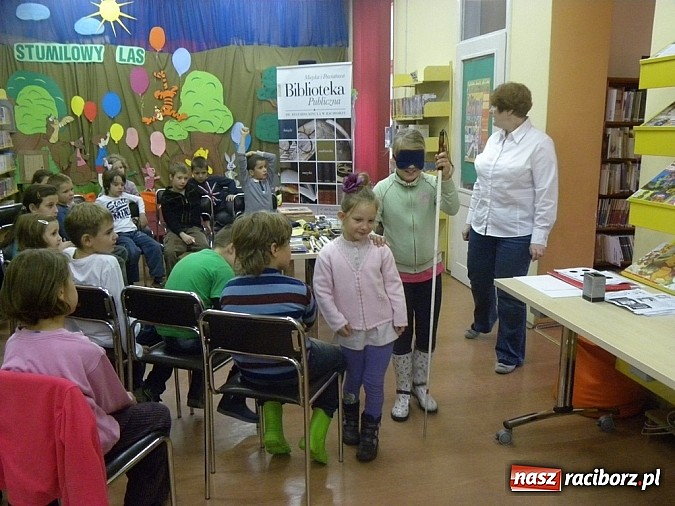 Zdjęcie w galerii na portalu naszraciborz.pl: Dzień białej laski w książnicy wiadomości z regionu