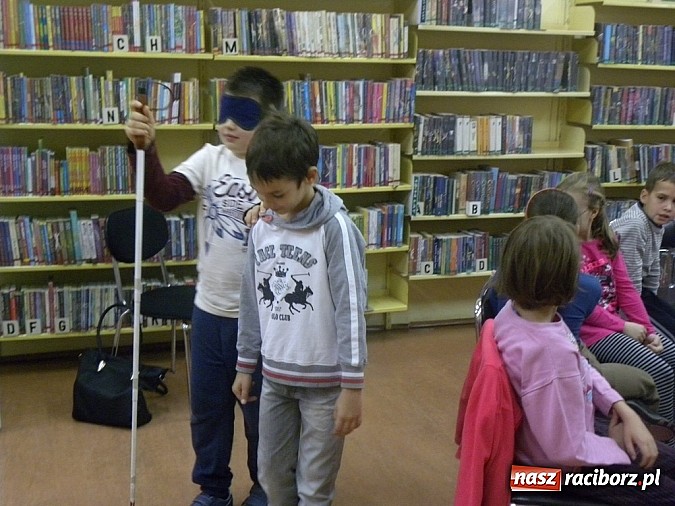 Zdjęcie w galerii na portalu naszraciborz.pl: Dzień białej laski w książnicy wiadomości z regionu